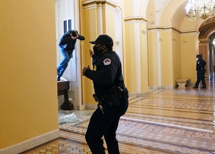 Напрежението в Капитолия: 4 часа сблъсъци на протестиращи, окупация и жертва (ОБЗОР)