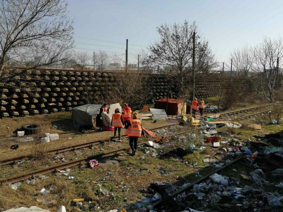 Разрушиха два незаконни катуна в Бургас, наложи се да чистят тонове боклуци