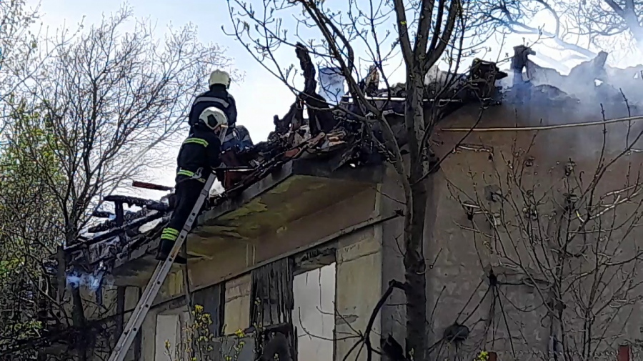 Голям пожар гори в склад за пребоядисване на коли край Бургас