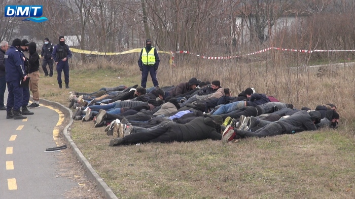 Вижте зрелищната акция по залавянето на 61 мигранти в Бургас (ВИДЕО)