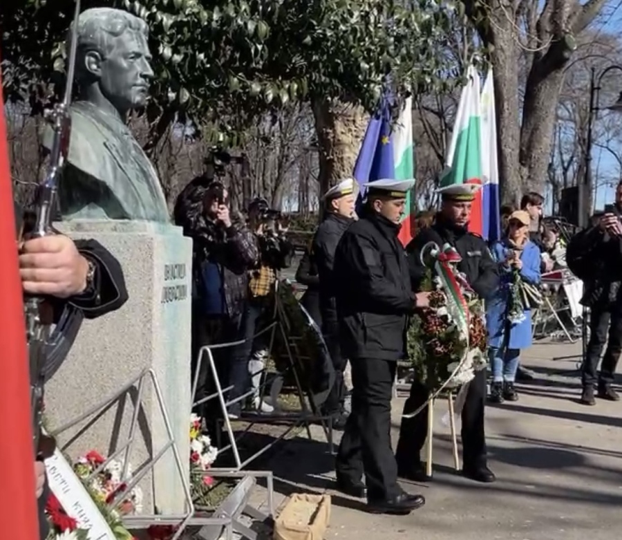 Бургас сведе глава пред Апостола на свободата Васил Левски (СНИМКИ)