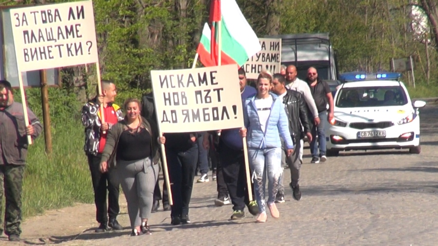 Жители на Средец на протест: Може би ни трябват танкове, за да минаваме по пътя за Ямбол (СНИМКИ)