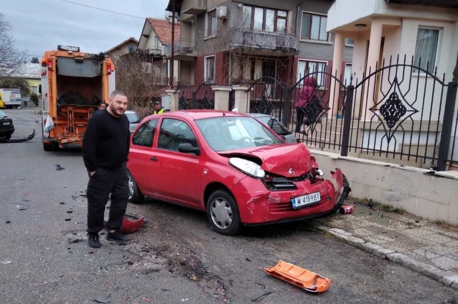 Камион за боклук помете 5 паркирани коли във Владая (ВИДЕО)