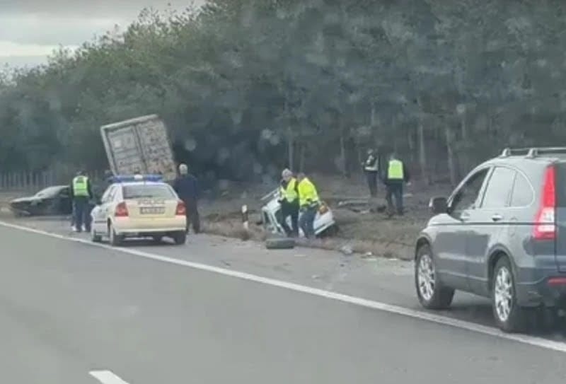 Камион помете патрулка и аварирала кола на АМ Тракия, има пострадали