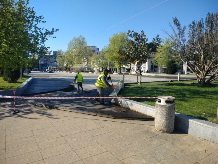 Започна възстановяване и освежаване парковата мебел в Бургас